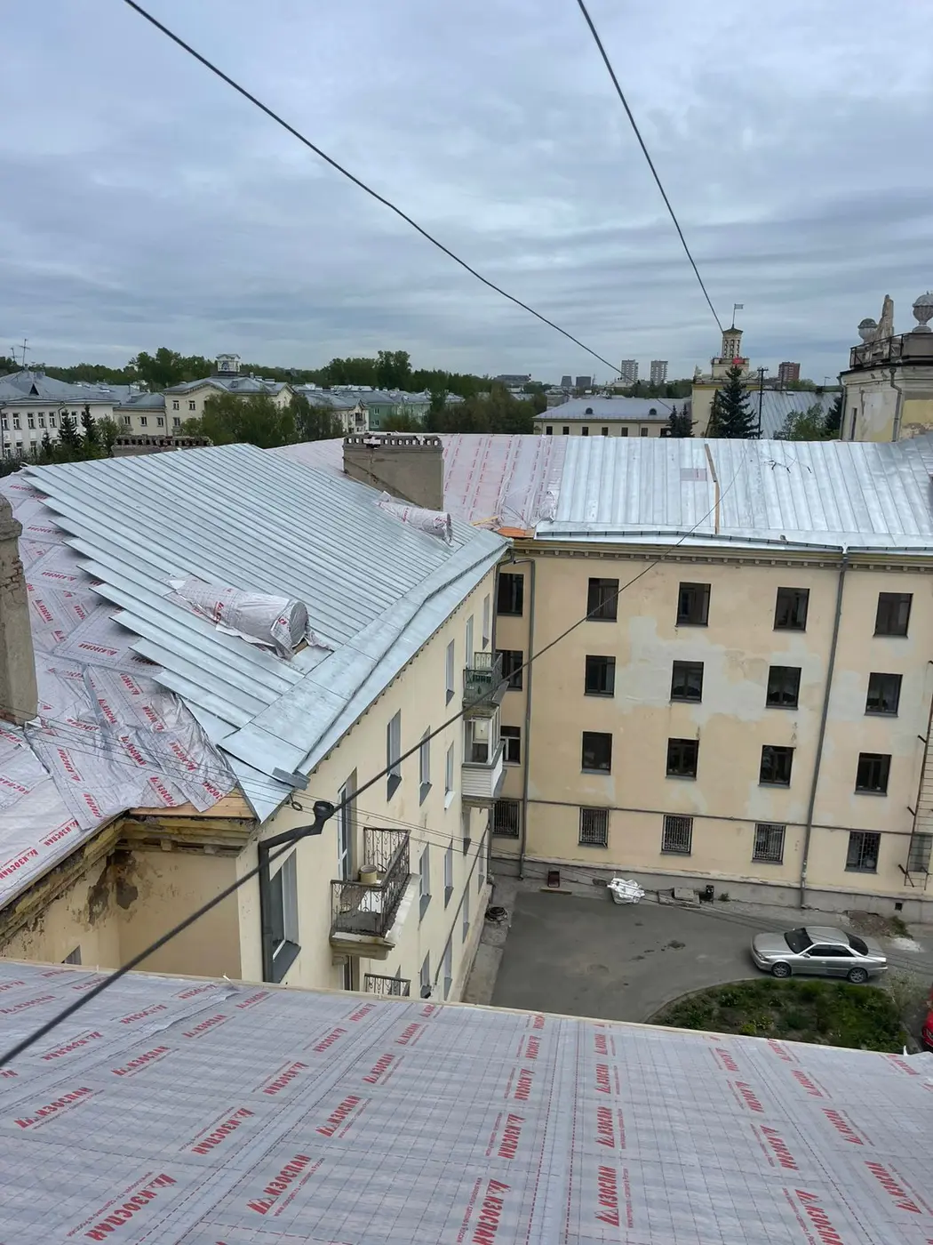 Монтаж металлической кровли городского здания